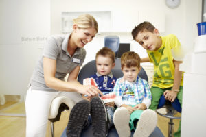 Zahnbehandlungsgespraech mit Kindern von Zahnaerztin Saskia Salzer im Zahnaerztehaus ROT in Stuttgart 300x200